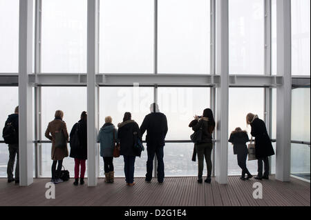 London, Regno Unito - 23 Gennaio 2013: visitatori guardare il panorama di Londra come visto da "La vista dalla Shard'. "La vista dalla Shard' si apre al pubblico il 1 febbraio, che offre una vista impareggiabile sulla città di Londra. Foto Stock