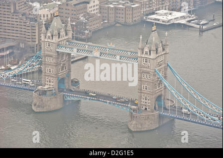 London, Regno Unito - 23 Gennaio 2013: la figura mostra una vista del Tower Bridge come si vede da 'La vista dalla Shard'. "La vista dalla Shard' si apre al pubblico il 1 febbraio, che offre una vista impareggiabile sulla città di Londra. Foto Stock