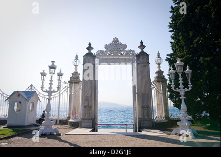 Il Palazzo Dolmabahce e fu terminato nel 1855 per il sultano Abdul Mecit. Esso ha un giardino fantastico e anche i giardini del tè intorno ad esso. Foto Stock