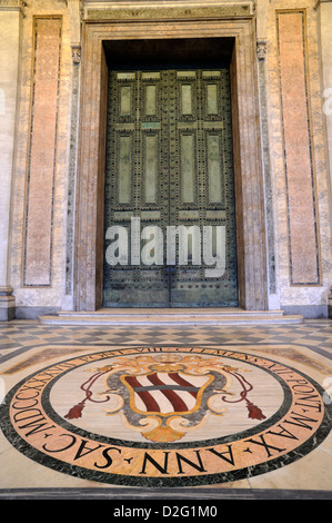 Italia, Roma, basilica di San Giovanni in Laterano, ingresso principale, stemma papale e porta in bronzo Foto Stock