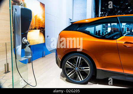 Gen 17, 2013 (Detroit, Michigan, Stati Uniti) North American International Auto Show: BMW i3 Coupé Concept ibrido plug-in vettura urbana sul display con carica elettrica unità. Foto Stock