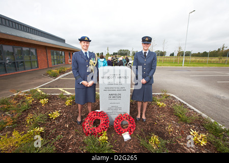 Sqn Ldr Susie Barnes (L), NZ Air Force e Flt Lt Claire Nixon (R), RAF presso lo scoprimento di una lapide commemorativa a Westcott Foto Stock