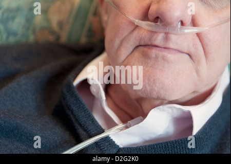 Ritratto di un uomo anziano che indossa ossigeno tubo nasale Foto Stock