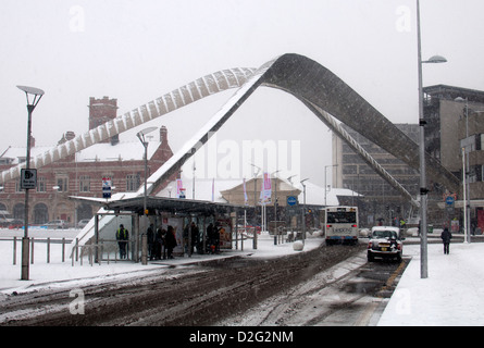 Il Whittle Arch in caso di neve, Coventry city centre, REGNO UNITO Foto Stock