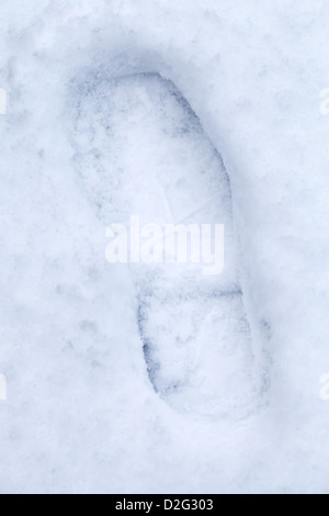 Footprint in fresco di neve soffice Foto Stock