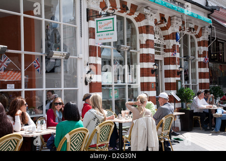 Ristoranti intorno la stazione di South Kensington, Kensington, London, England, Regno Unito Foto Stock