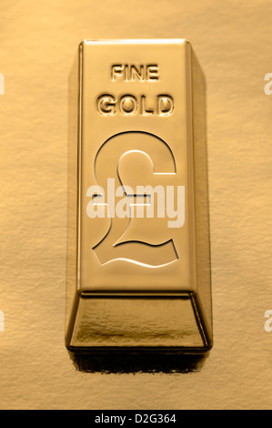 Gold Bar con un Sterling Pound simbolo impresso su di esso su un fondo dorato Foto Stock