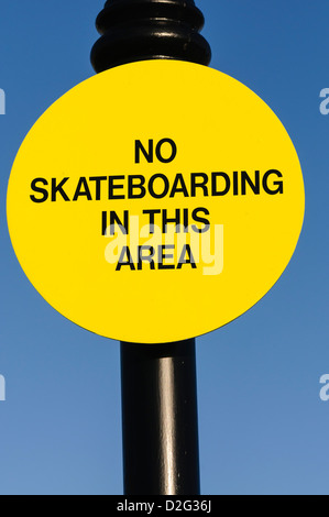 Cartello giallo dicendo "No skateboarding in questa area' Foto Stock