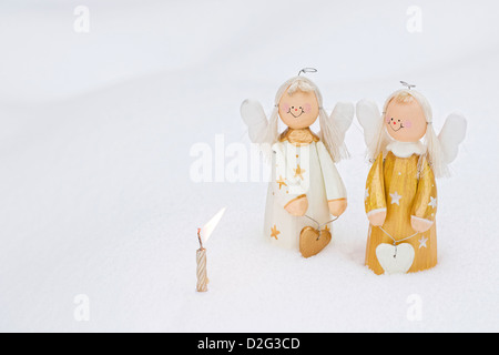 Due di legno decorativo angeli della neve. Foto Stock