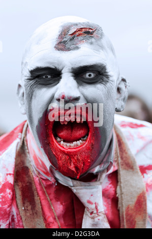 Zombie prendendo parte al Brighton Zombie Parade 2012 Foto Stock