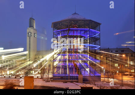 Hradec Kralove, Repubblica Ceca. Il 22 gennaio 2013. Nuova struttura di parcheggio per le bici è visto a Hradec Kralove, Repubblica ceca, 22 gennaio 2013. Nuovo parcheggio bici sarà aperto al pubblico dall'inizio di febbraio. Tubo ottagonale fatta di vetro e acciaio ha posto per 116 biciclette ed è il primo edificio di questo tipo in Europa. Credito: CTK / Alamy Live News Foto Stock