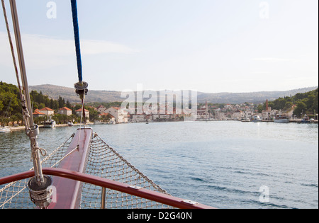 In legno tradizionali due masted caicco vela verso un porto nelle isole del mare Adriatico in Croazia. Foto Stock