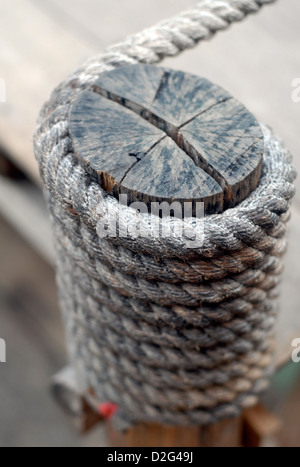 Corda avvolto a spirale su un posto di ormeggio in uno del molo al ban bang bao Foto Stock