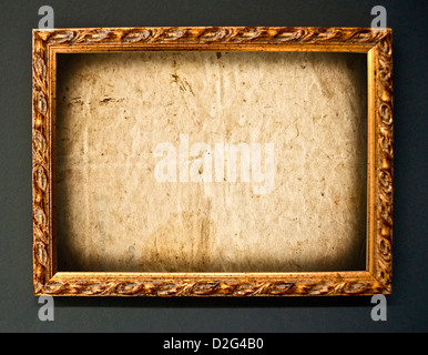 Vuoto cornice dorata sulla parete grunge Foto Stock