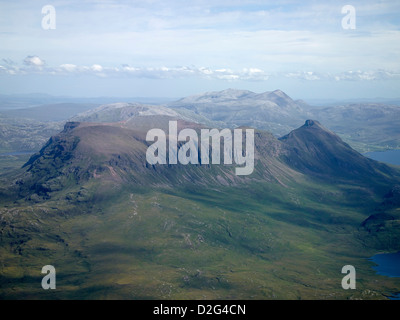 Quinag, una montagna in Sutherland, a nord-ovest della Scozia, ripresa dall'aria sulla costa nord 500 route Foto Stock