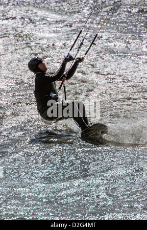 Il kitesurfing sul braccio Turnagain, Penisola di Kenai, Alaska, STATI UNITI D'AMERICA Foto Stock