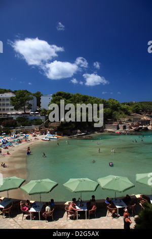 La spiaggia di sabbia e isolata baia a Portinatx resort, Isola di Ibiza, Isole Baleari, Spagna, Europa Foto Stock