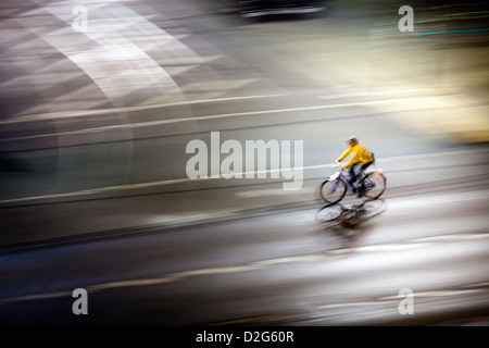 Berlino, Germania, un ciclista di notte Foto Stock