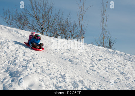 Popolo discendente di scorrimento su snow hill Jarry Park Montreal Canada Foto Stock
