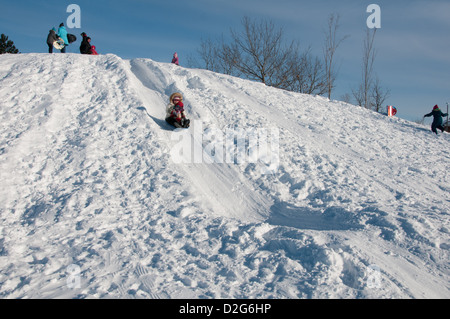 Popolo discendente di scorrimento su snow hill Jarry Park Montreal Canada Foto Stock