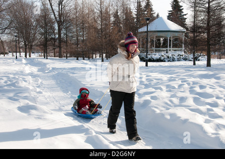 Madre e figlia Jarry Park inverno Quebec Montreal Canada Foto Stock