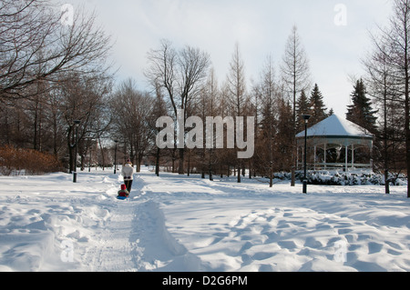 Madre e figlia Jarry Park inverno Quebec Montreal Canada Foto Stock