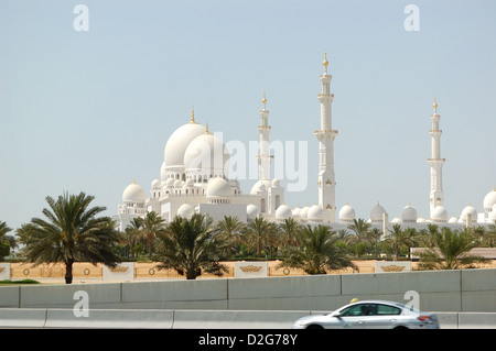 La vista dall'autostrada su Sheikh Zayed Grande Moschea di Abu Dhabi, Emirati arabi uniti Foto Stock