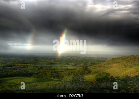 Una parte di un brillante arcobaleno è visto nel corso della campagna inglese. Foto Stock