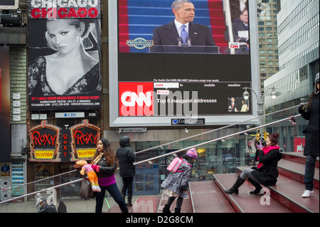 Passer-da raccogliere in Times Square a New York lunedì, 21 gennaio 2013 a guardare l inaugurazione di Barack Obama Foto Stock