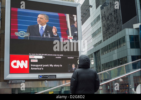 Passer-da raccogliere in Times Square a New York lunedì, 21 gennaio 2013 a guardare l inaugurazione di Barack Obama Foto Stock