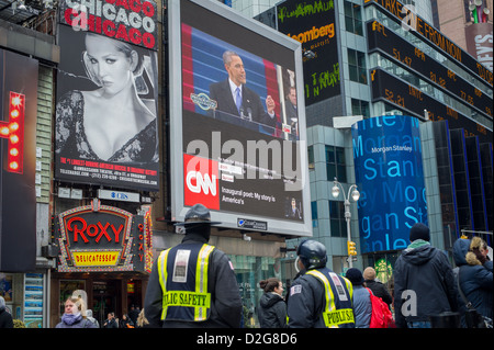 Passer-da raccogliere in Times Square a New York lunedì, 21 gennaio 2013 a guardare l inaugurazione di Barack Obama Foto Stock