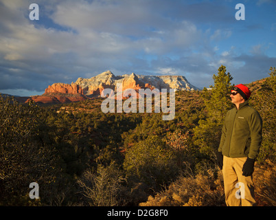 Escursionista in Schnebly area collinare di Sedona al tramonto Foto Stock