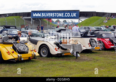 Silverstone Classic Car evento indicando Morgans completo con picnic Foto Stock