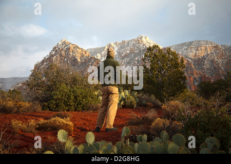 Escursionista vede picchi spolverato di neve in Schnebly area collinare di Sedona Foto Stock