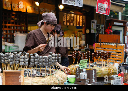 Mt. Takao-san, giovane venditore Foto Stock