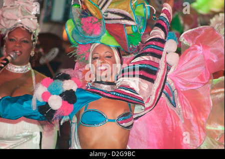 Ragazze Danza presso il Club Tropicana,l'Avana, Cuba Foto Stock