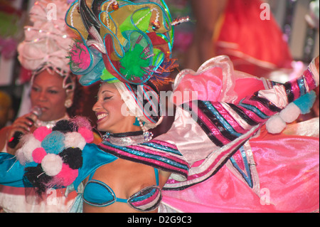 Ragazze Danza presso il Club Tropicana,l'Avana, Cuba Foto Stock