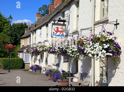 Una fila di cestelli appesi al Red Lion pub di Cricklade nel Wiltshire Cotswolds, Inghilterra. Foto Stock