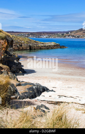 La spiaggia di sabbia a Gairloch, Wester Ross, Scozia su un luminoso, giornata di primavera che mostra il cielo blu e un bel mare turchese Foto Stock