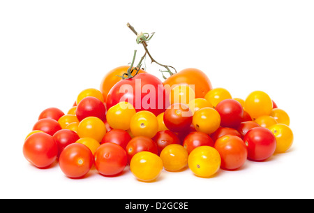 Heap mature multicolore freschi Pomodori ciliegia su sfondo bianco Foto Stock