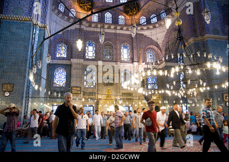 Uomini musulmani pregano in Yeni (nuovo) moschea nel quartiere Eminonu, Istanbul. Foto Stock