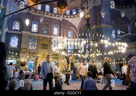 Uomini musulmani pregano in Yeni (nuovo) moschea nel quartiere Eminonu, Istanbul. Foto Stock