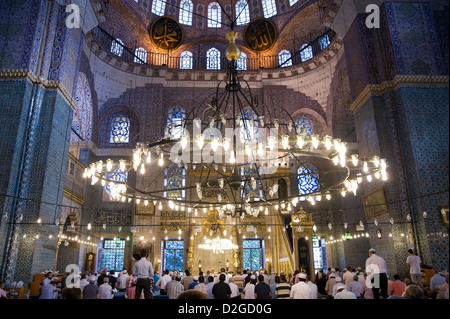 Uomini musulmani pregano in Yeni (nuovo) moschea nel quartiere Eminonu, Istanbul. Foto Stock