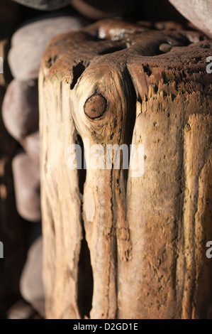 Erosi groyne in legno o frangiflutti sulla spiaggia di Porlock Weir, Somerset, Inghilterra, Regno Unito Foto Stock