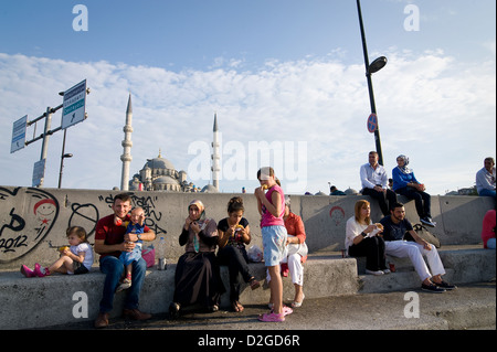 Istanbul: persone godendo di un pomeriggio di sole nel quartiere Eminonu accanto il ponte Galata. Foto Stock