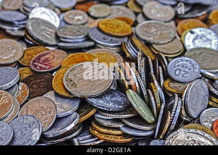 Di vecchie monete di diverse nazionalità, provenienti da diversi periodi. Foto Stock