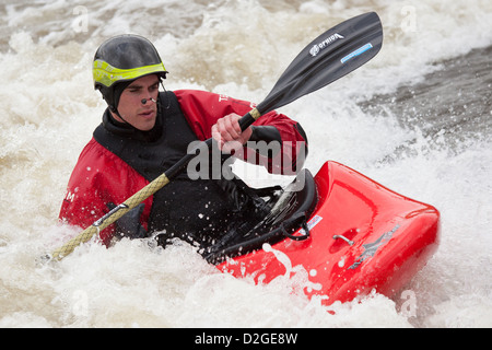 Un assolo di kayak a Holme Pierrepont National Watersports Centre, Nottingham, Inghilterra Foto Stock