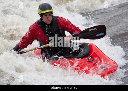 Un assolo di kayak a Holme Pierrepont National Watersports Centre, Nottingham, Inghilterra Foto Stock