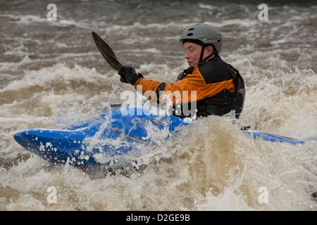 Un assolo di kayak a Holme Pierrepont National Watersports Centre, Nottingham, Inghilterra Foto Stock