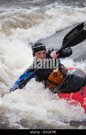 Un assolo di kayak a Holme Pierrepont National Watersports Centre, Nottingham, Inghilterra Foto Stock